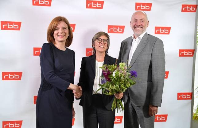 Bilder des Jahres 2023, News June 06 News Themen der Woche KW24 News Bilder des Tages Die Journalistin und Juristin Ulrike Demmer (M.) wird neue Intendantin des Rundfunks Berlin-Brandenburg (RBB). (Foto: Interimsintendantin Katrin Vernau (li.) und der Rundfunkratsvorsitzende Oliver Buergel (Bürgel) gratulieren zur Wahl) Der Rundfunkrat des Senders waehlte die 50-jaehrige fruehere stellvertretende Sprecherin der Bundesregierung am Freitag (16.06.2023) in Potsdam zur regulaeren Nachfolgerin von Ex-Intendantin Patricia Schlesinger, verlautete aus dem Rundfunkrat. (Foto vor Sitzungsbeginn) Die Amtszeit der Intendantin laeuft fuenf Jahre. (Siehe epd-Meldung vom 16.06.2023) *** Local Caption *** 00474137 EDITORIAL USE ONLY *** The journalist and lawyer Ulrike Demmer M will be the new director of the Rundfunk Berlin Brandenburg RBB Copyright: epd-bild ChristianxDitsch _DSC7276