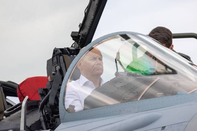 News Themen der Woche KW24 News Bilder des Tages Bundeskanzler Olaf Scholz besucht Air Defender 2023 Schleswig, Deutschland - 16. Juni 2023: Bundeskanzler Olaf Scholz sitzt in einem Kampflugzeug Eurofighter und lässt sich dieses von einem deutschen Piloten der Luftwaffe erklären im Rahmen seines Besuches auf dem Luftwaffenstützpunkt in Jagel bei Schleswig. Air Defender 2023 ist in der Geschichte der NATO die größte Luftwaffenübung des Verteidigungsbündnis. Schleswig-Holstein