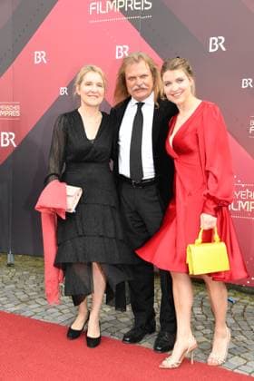 Leslie Mandoki mit Ehefrau und Tochter Lara Verleihung des Bayerischen Filmpreis 22 Ehrung, Auszeichnung, Preis Prinzregenten Theater München 16. Juni 2023