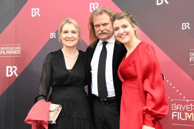 Leslie Mandoki mit Ehefrau und Tochter Lara Verleihung des Bayerischen Filmpreis 22 Ehrung, Auszeichnung, Preis Prinzregenten Theater München 16. Juni 2023