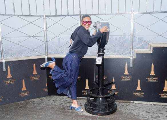 Entertainment Themen der Woche KW24 Entertainment Bilder des Tages Olivia Dean at a public appearance for Olivia Dean Visits the Empire State Building After Sold Out Show at Le Poisson Rouge, The Empire State Building, New York, NY June 16, 2023. Photo By: Eli Winston Everett Collection at a public appearance for Olivia Dean Visits the Empire State Building After Sold Out Show at Le Poisson Rouge, The Empire State Building, New York, NY June 16, 2023. Photo By: Eli Winston Everett Collection PUBLICATIONXNOTxINxCANxCHNxFRAxITAxJPNxNORxPOLxRUSxESPxUKxUSA