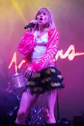 June 15, 2023, Manchester, Tennessee, United States: Suki Waterhouse and drummer Emilia Paige perform during Day 1 of the 2023 Bonnaroo Music & Arts Festival on June 15, 2023 in Manchester, Tennessee. Manchester United States - ZUMAs181 20230615_zea_s181_071 Copyright: xDarrenxEaglesx