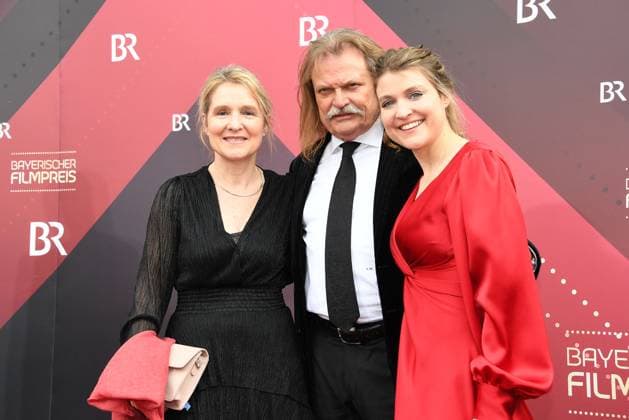 Eva und Leslie Mandoki mit ihrer Tochter Lara Mandoki bei der Verleihung Bayerischer Filmpreis am 16.06.2023 im Prinzregententheater in Muenchen Bayerischer Filmpreis 2023 in Muenchen