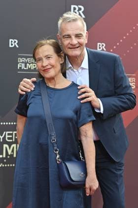 Heinrich SCHAFMEISTER (Schauspieler), mit Ehefrau Jutta. Roter Teppich,Red Carpet,Bayerischer Filmpreis 2023 am 16.06.2023 im Prinzregententheater in Muenchen.