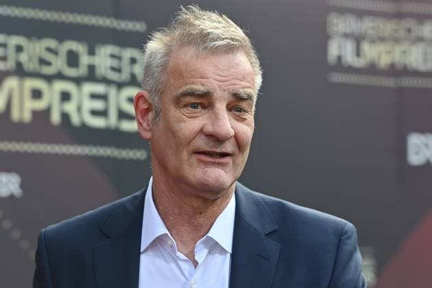 Heinrich SCHAFMEISTER (Schauspieler), Einzelbild,angeschnittenes Einzelmotiv,Portraet,Portrait,Porträt Roter Teppich,Red Carpet,Bayerischer Filmpreis 2023 am 16.06.2023 im Prinzregententheater in Muenchen.