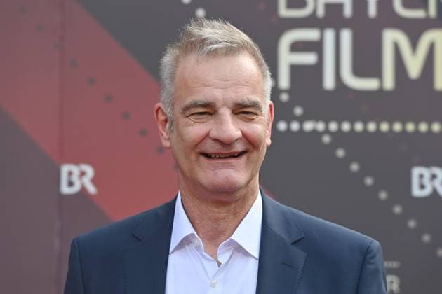 Heinrich SCHAFMEISTER (Schauspieler), Einzelbild,angeschnittenes Einzelmotiv,Portraet,Portrait,Porträt Roter Teppich,Red Carpet,Bayerischer Filmpreis 2023 am 16.06.2023 im Prinzregententheater in Muenchen.