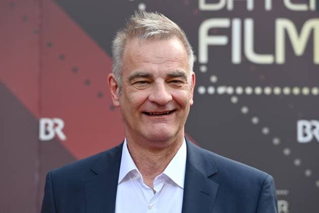 Heinrich SCHAFMEISTER (Schauspieler), Einzelbild,angeschnittenes Einzelmotiv,Portraet,Portrait,Porträt Roter Teppich,Red Carpet,Bayerischer Filmpreis 2023 am 16.06.2023 im Prinzregententheater in Muenchen.