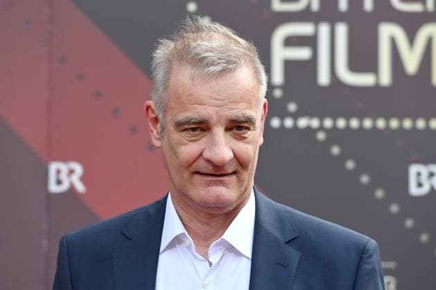 Heinrich SCHAFMEISTER (Schauspieler), Einzelbild,angeschnittenes Einzelmotiv,Portraet,Portrait,Porträt Roter Teppich,Red Carpet,Bayerischer Filmpreis 2023 am 16.06.2023 im Prinzregententheater in Muenchen.
