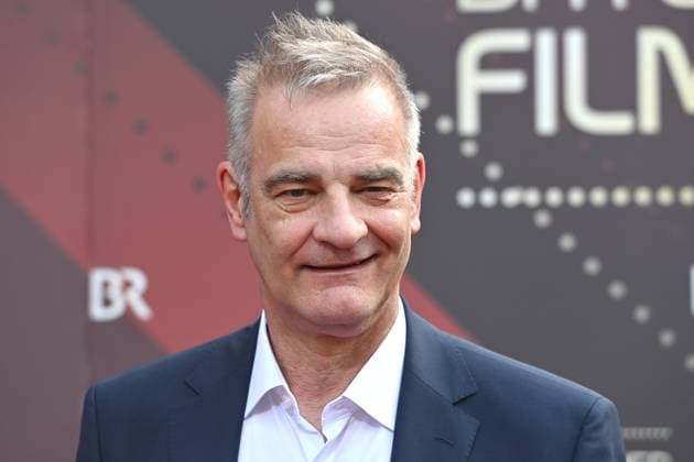 Heinrich SCHAFMEISTER (Schauspieler), Einzelbild,angeschnittenes Einzelmotiv,Portraet,Portrait,Porträt Roter Teppich,Red Carpet,Bayerischer Filmpreis 2023 am 16.06.2023 im Prinzregententheater in Muenchen.