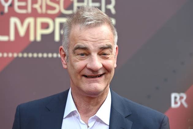 Heinrich SCHAFMEISTER (Schauspieler), Einzelbild,angeschnittenes Einzelmotiv,Portraet,Portrait,Porträt Roter Teppich,Red Carpet,Bayerischer Filmpreis 2023 am 16.06.2023 im Prinzregententheater in Muenchen.