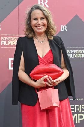 Marie Theres KROETZ RELIN (Schauspielerin), Einzelbild,angeschnittenes Einzelmotiv,Halbfigur,halbe Figur. Roter Teppich,Red Carpet,Bayerischer Filmpreis 2023 am 16.06.2023 im Prinzregententheater in Muenchen.