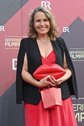 Marie Theres KROETZ RELIN (Schauspielerin), Einzelbild,angeschnittenes Einzelmotiv,Halbfigur,halbe Figur. Roter Teppich,Red Carpet,Bayerischer Filmpreis 2023 am 16.06.2023 im Prinzregententheater in Muenchen.