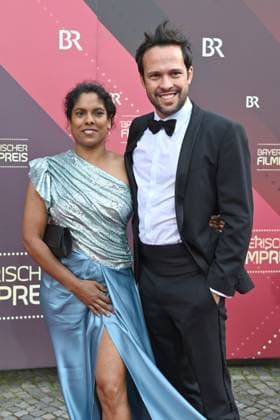 Martin Hagen (FDP), Landesvorsitzender der FDP in Bayern mit Ehefrau Frau Anisha. Roter Teppich,Red Carpet,Bayerischer Filmpreis 2023 am 16.06.2023 im Prinzregententheater in Muenchen.