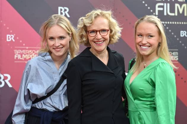 Die Schauspielerin Juliane Koehler (M) kommt mit ihren Toechtern Fanny und Jette. Roter Teppich,Red Carpet,Bayerischer Filmpreis 2023 am 16.06.2023 im Prinzregententheater in Muenchen.