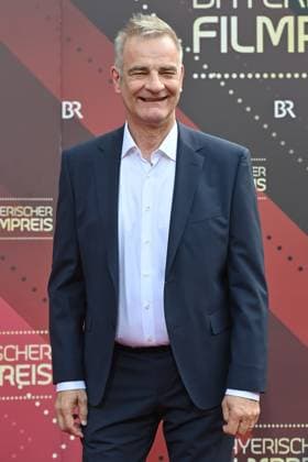 Heinrich SCHAFMEISTER (Schauspieler) Einzelbild,angeschnittenes Einzelmotiv,Halbfigur,halbe Figur. Roter Teppich,Red Carpet,Bayerischer Filmpreis 2023 am 16.06.2023 im Prinzregententheater in Muenchen.