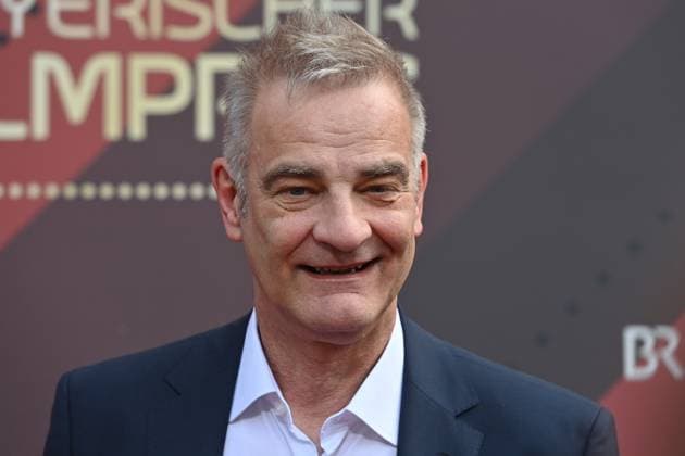 Heinrich SCHAFMEISTER (Schauspieler) Einzelbild,angeschnittenes Einzelmotiv,Portraet,Portrait,Porträt Roter Teppich,Red Carpet,Bayerischer Filmpreis 2023 am 16.06.2023 im Prinzregententheater in Muenchen.