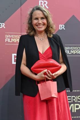 Marie Theres KROETZ RELIN (Schauspielerin), Einzelbild,angeschnittenes Einzelmotiv,Halbfigur,halbe Figur. Roter Teppich,Red Carpet,Bayerischer Filmpreis 2023 am 16.06.2023 im Prinzregententheater in Muenchen.