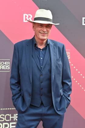 Herbert KNAUP (Schauspieler), Einzelbild,angeschnittenes Einzelmotiv,Halbfigur,halbe Figur. Roter Teppich,Red Carpet,Bayerischer Filmpreis 2023 am 16.06.2023 im Prinzregententheater in Muenchen.