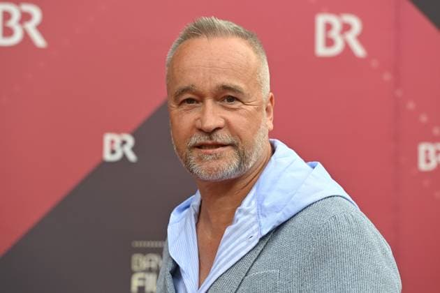 Schauspieler Thomas Darchinger, Einzelbild,angeschnittenes Einzelmotiv,Portraet,Portrait,Porträt. Roter Teppich,Red Carpet,Bayerischer Filmpreis 2023 am 16.06.2023 im Prinzregententheater in Muenchen.