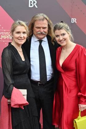 Der Musikproduzent Leslie Mandoki (M) kommt mit seiner Frau Eva (l) und seiner Tochter Lara (r). Roter Teppich,Red Carpet,Bayerischer Filmpreis 2023 am 16.06.2023 im Prinzregententheater in Muenchen.