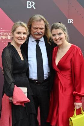 Der Musikproduzent Leslie Mandoki (M) kommt mit seiner Frau Eva (l) und seiner Tochter Lara (r). Roter Teppich,Red Carpet,Bayerischer Filmpreis 2023 am 16.06.2023 im Prinzregententheater in Muenchen.
