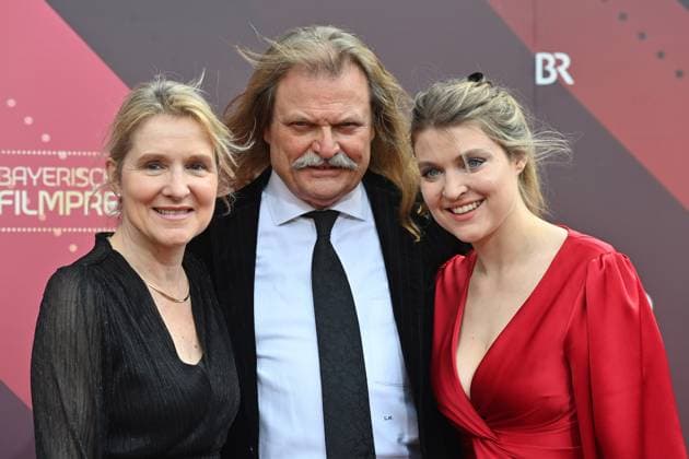 Der Musikproduzent Leslie Mandoki (M) kommt mit seiner Frau Eva (l) und seiner Tochter Lara (r). Roter Teppich,Red Carpet,Bayerischer Filmpreis 2023 am 16.06.2023 im Prinzregententheater in Muenchen.
