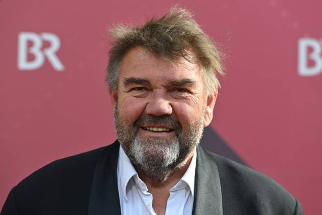 Peter RAPPENGLUECK (Schauspieler), Einzelbild,angeschnittenes Einzelmotiv,Portraet,Portrait,Porträt Roter Teppich,Red Carpet,Bayerischer Filmpreis 2023 am 16.06.2023 im Prinzregententheater in Muenchen.