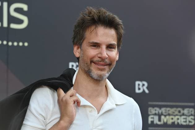 Florian Odendahl (Schasuspieler), Einzelbild,angeschnittenes Einzelmotiv,Portraet,Portrait,Porträt. Roter Teppich,Red Carpet,Bayerischer Filmpreis 2023 am 16.06.2023 im Prinzregententheater in Muenchen.