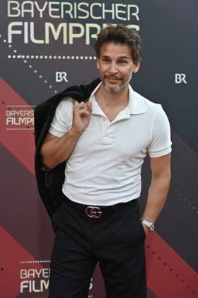 Florian Odendahl (Schasuspieler), Einzelbild,angeschnittenes Einzelmotiv,Halbfigur,halbe Figur. Roter Teppich,Red Carpet,Bayerischer Filmpreis 2023 am 16.06.2023 im Prinzregententheater in Muenchen.