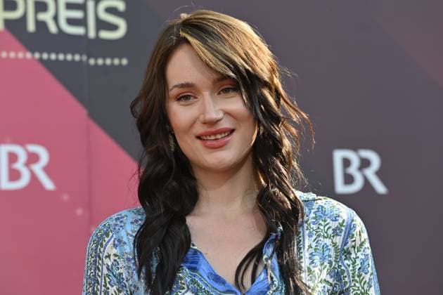 Gloria-Sophie Burkandt (Tochter von Markus Soeder), Einzelbild,angeschnittenes Einzelmotiv,Portraet,Portrait,Porträt. Roter Teppich,Red Carpet,Bayerischer Filmpreis 2023 am 16.06.2023 im Prinzregententheater in Muenchen.
