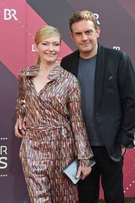 Schauspieler Sebastian Bezzel mit seiner Ehfrau Johanna Christine Gehlen. Roter Teppich,Red Carpet,Bayerischer Filmpreis 2023 am 16.06.2023 im Prinzregententheater in Muenchen.