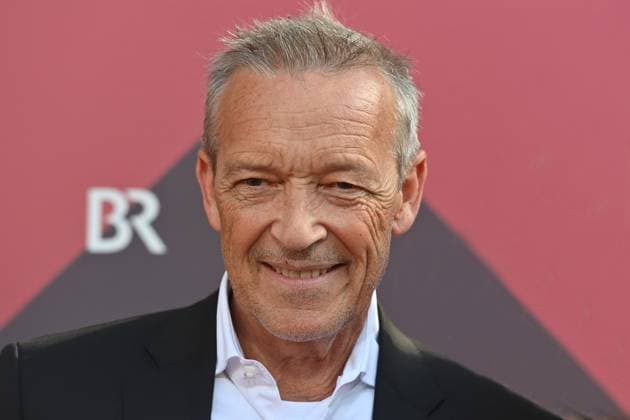 Michael ROLL (Schauspieler), Einzelbild,angeschnittenes Einzelmotiv,Portraet,Portrait,Porträt Roter Teppich,Red Carpet,Bayerischer Filmpreis 2023 am 16.06.2023 im Prinzregententheater in Muenchen.