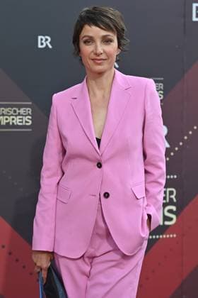 Julia KOSCHITZ (Schauspielerin), Einzelbild,angeschnittenes Einzelmotiv,Halbfigur,halbe Figur. Roter Teppich,Red Carpet,Bayerischer Filmpreis 2023 am 16.06.2023 im Prinzregententheater in Muenchen.