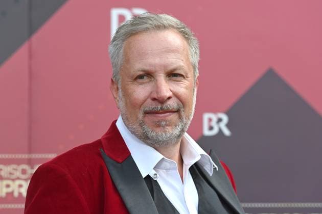 Sven Oliver Mueller (Produzent und Showrunner), Einzelbild,angeschnittenes Einzelmotiv,Portraet,Portrait,Porträt Roter Teppich,Red Carpet,Bayerischer Filmpreis 2023 am 16.06.2023 im Prinzregententheater in Muenchen.