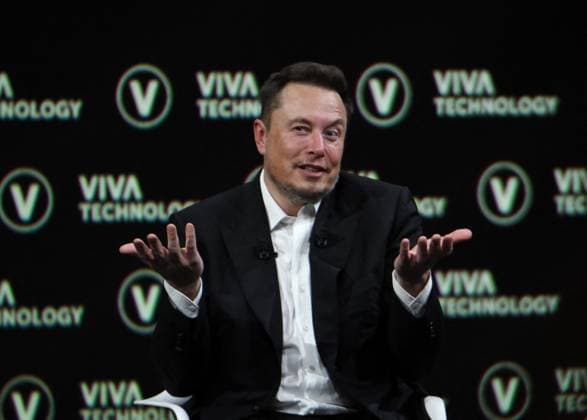 Bilder des Jahres 2023, News June 06 News Themen der Woche KW24 Elon Musk At The Viva Technology 2023 Fair - Paris Elon Musk and Publicis Groupe Chairman Maurice Levy speaks during the Viva Technology (Vivatech) 2023 Fair in Paris France on June 16, 2023. Photo by Alain Apaydin ABACAPRESS.COM Paris France  Copyright: xApaydinxAlain ABACAx 857256_009 ApaydinxAlain ABACAx 857256_009