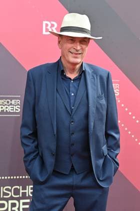 Herbert KNAUP (Schauspieler), Einzelbild,angeschnittenes Einzelmotiv,Halbfigur,halbe Figur. Roter Teppich,Red Carpet,Bayerischer Filmpreis 2023 am 16.06.2023 im Prinzregententheater in Muenchen.