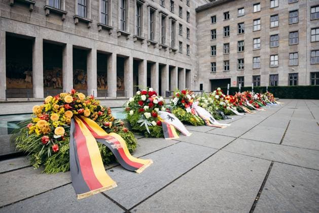 Bilder des Jahres 2023, News June 06 News Themen der Woche KW24 Kranzniederlegung anlaesslich des 70. Jahrestages des Volksaufstand der DDR vom 17. Juni 1953 am Platz des Volksaufstandes in Berlin. 17.06.2023. Berlin Deutschland *** Wreath-laying ceremony on the occasion of the 70th anniversary of the GDR Peoples Uprising of 17 June 1953 at the Square of the Peoples Uprising in Berlin 17 06 2023 Berlin Germany Copyright: xFelixxZahn photothek.netx