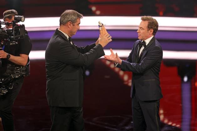 Markus Söder und Michael Bully Herbig Verleihung Bayerischer Filmpreis 2022 Bayerischer Ministerpräsident Dr. Markus Söder (li.) übergibt Michael Bully Herbig den Ehrenpreis. Verleihung des 44. Bayerischen Filmpreises 2022 am 16.06.2023 im Münchner Prinzregententheater. München, Bayern, Deutschland.