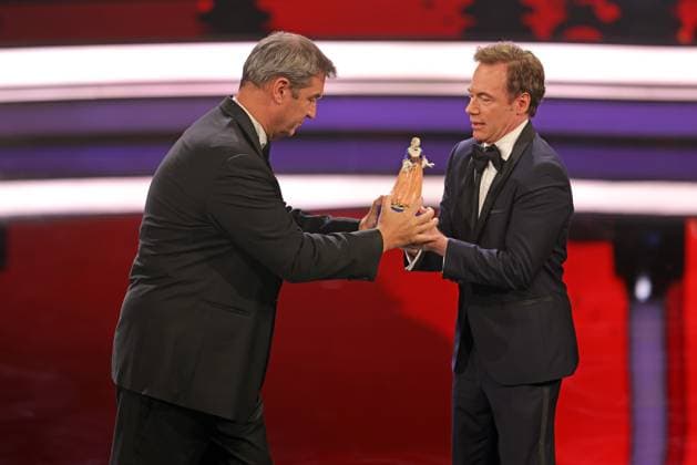 Markus Söder und Michael Bully Herbig Verleihung Bayerischer Filmpreis 2022 Bayerischer Ministerpräsident Dr. Markus Söder (li.) übergibt Michael Bully Herbig den Ehrenpreis. Verleihung des 44. Bayerischen Filmpreises 2022 am 16.06.2023 im Münchner Prinzregententheater. München, Bayern, Deutschland.
