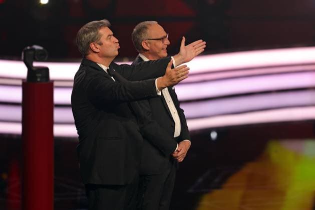 Markus Söder Verleihung Bayerischer Filmpreis 2022 Bayerischer Ministerpräsident Dr. Markus Söder (li.) schickt Ehrenpreisträger Michael Bully Herbig einen Kuss zu. Verleihung des 44. Bayerischen Filmpreises 2022 am 16.06.2023 im Münchner Prinzregententheater. München, Bayern, Deutschland.