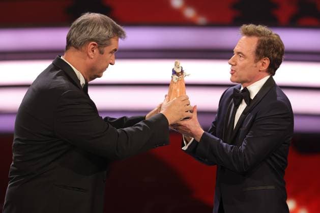 Markus Söder und Michael Bully Herbig Verleihung Bayerischer Filmpreis 2022 Bayerischer Ministerpräsident Dr. Markus Söder (li.) übergibt Michael Bully Herbig den Ehrenpreis. Verleihung des 44. Bayerischen Filmpreises 2022 am 16.06.2023 im Münchner Prinzregententheater. München, Bayern, Deutschland.