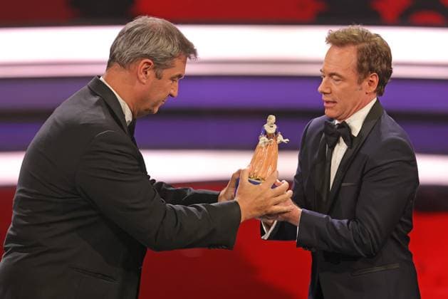 Markus Söder und Michael Bully Herbig Verleihung Bayerischer Filmpreis 2022 Bayerischer Ministerpräsident Dr. Markus Söder (li.) übergibt Michael Bully Herbig den Ehrenpreis. Verleihung des 44. Bayerischen Filmpreises 2022 am 16.06.2023 im Münchner Prinzregententheater. München, Bayern, Deutschland.