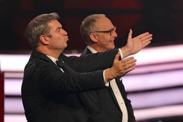 Markus Söder Verleihung Bayerischer Filmpreis 2022 Bayerischer Ministerpräsident Dr. Markus Söder (li.) schickt Ehrenpreisträger Michael Bully Herbig einen Kuss zu. Verleihung des 44. Bayerischen Filmpreises 2022 am 16.06.2023 im Münchner Prinzregententheater. München, Bayern, Deutschland.