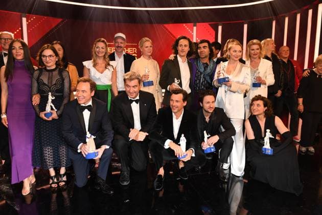 Judith Gerlach und Markus Söder mit Preisträgern Verleihung des Bayerischen Filmpreis 22 Ehrung, Preis, Auszeichnung Party München 16. Juni 2023