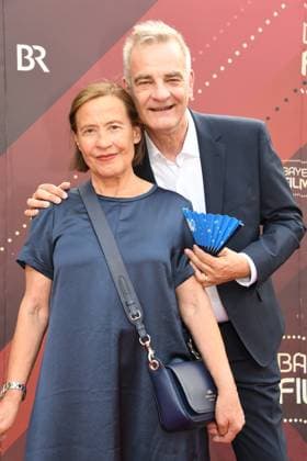 Heinrich Scharfmeister mit Ehefrau Verleihung des Bayerischen Filmpreis 22 Ehrung, Auszeichnung, Preis Prinzregenten Theater München 16. Juni 2023