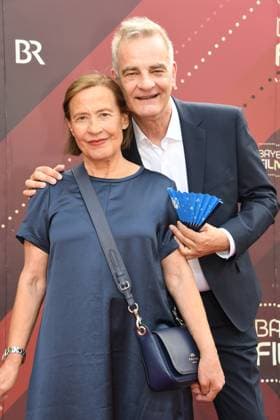 Heinrich Scharfmeister mit Ehefrau Verleihung des Bayerischen Filmpreis 22 Ehrung, Auszeichnung, Preis Prinzregenten Theater München 16. Juni 2023