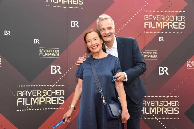 Heinrich Scharfmeister mit Ehefrau Verleihung des Bayerischen Filmpreis 22 Ehrung, Auszeichnung, Preis Prinzregenten Theater München 16. Juni 2023