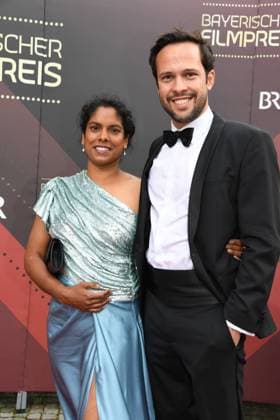Martin Hagen (FDF) mit Ehefrau Anisha Verleihung des Bayerischen Filmpreis 22 Ehrung, Auszeichnung, Preis Prinzregenten Theater München 16. Juni 2023 *** Martin Hagen FDF with wife Anisha Bavarian Film Award 22 honor, award, prize Prinzregenten Theater Munich 16 June 2023