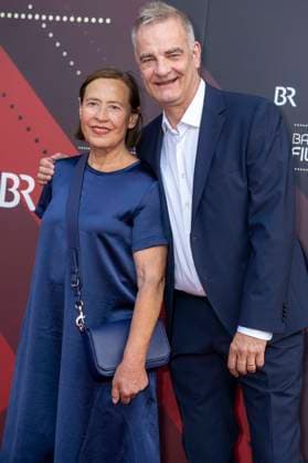 Heinrich Schafmeister mit Ehefrau Jutta Schafmeister bei der Verleihung des 44. Bayerischen Filmpreises 2022 im Prinzregententheater. München, 16.06.2023