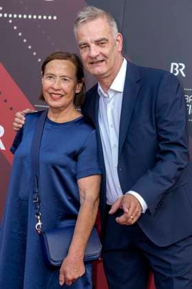 Heinrich Schafmeister mit Ehefrau Jutta Schafmeister bei der Verleihung des 44. Bayerischen Filmpreises 2022 im Prinzregententheater. München, 16.06.2023